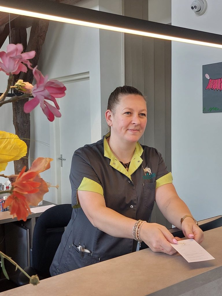 Dierenartsenpraktijk Wijchen - Foto-Stephanie-768x1024